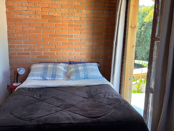 Privékamer met klein balkon. Uitzicht op Lagoa da Conceição en het Atlantische Woud. Spectaculaire zonsopgang!

Het is geen suite.