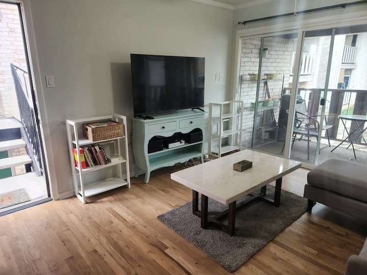 La sala de estar tiene una planta abierta y se siente mucho más como una casa que como un condominio con diseño estratégico y un hermoso balcón.