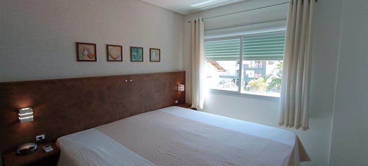 Chumba chenye kitanda cha ukubwa wa king, televisheni ya inchi 32, kiyoyozi na mapazia yanayofunguliwa na kufungwa kwa umeme 