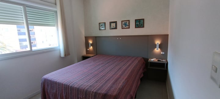 Chumba cha kulala chenye kitanda cha watu wawili, televisheni ya inchi 32, kiyoyozi na mapazia yanayoendeshwa kwa umeme 