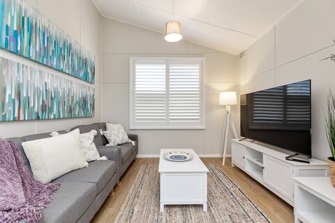 Top Airbnb: Renovated Beach Themed 2 Bed Home. Pet Friendly! in Wagga Wagga City Council