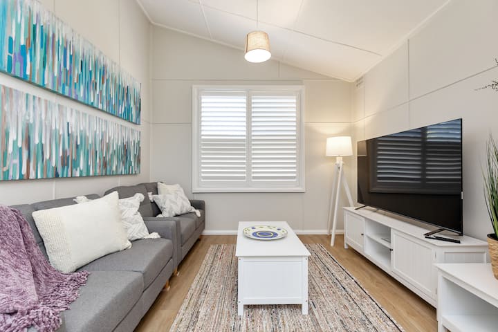 Renovated Beach Themed 2 Bed Home. Pet Friendly! - Wagga Wagga