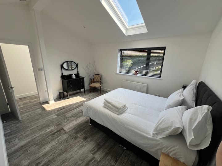 Nádherná svetlá a priestranná spálňa s manželskou posteľou s dostatkom úložného priestoru a veľkými oknami, ktoré umožňujú prirodzené svetlo. Pri príchode vám bude k dispozícii čerstvá posteľná bielizeň.