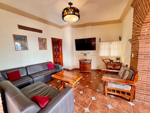 Top Airbnb: Casa Ceci. Book 4 Nights, only pay for 3. in Taxco De Alarcón