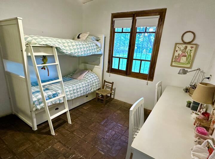 上下铺床，下铺可从下方拉出