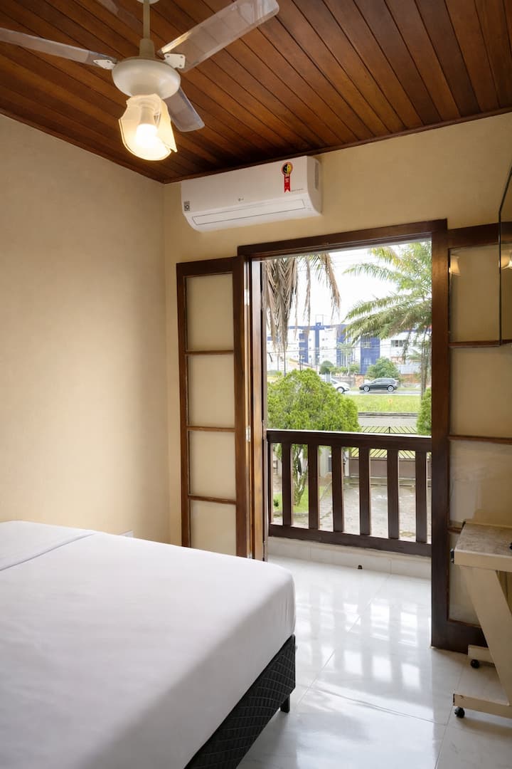 Udobna spavaća soba s bračnim krevetom, klima-uređajem i stropnim ventilatorom. Ima izravan pristup balkonu, pa ima prirodno svjetlo i ugodan povjetarac. 