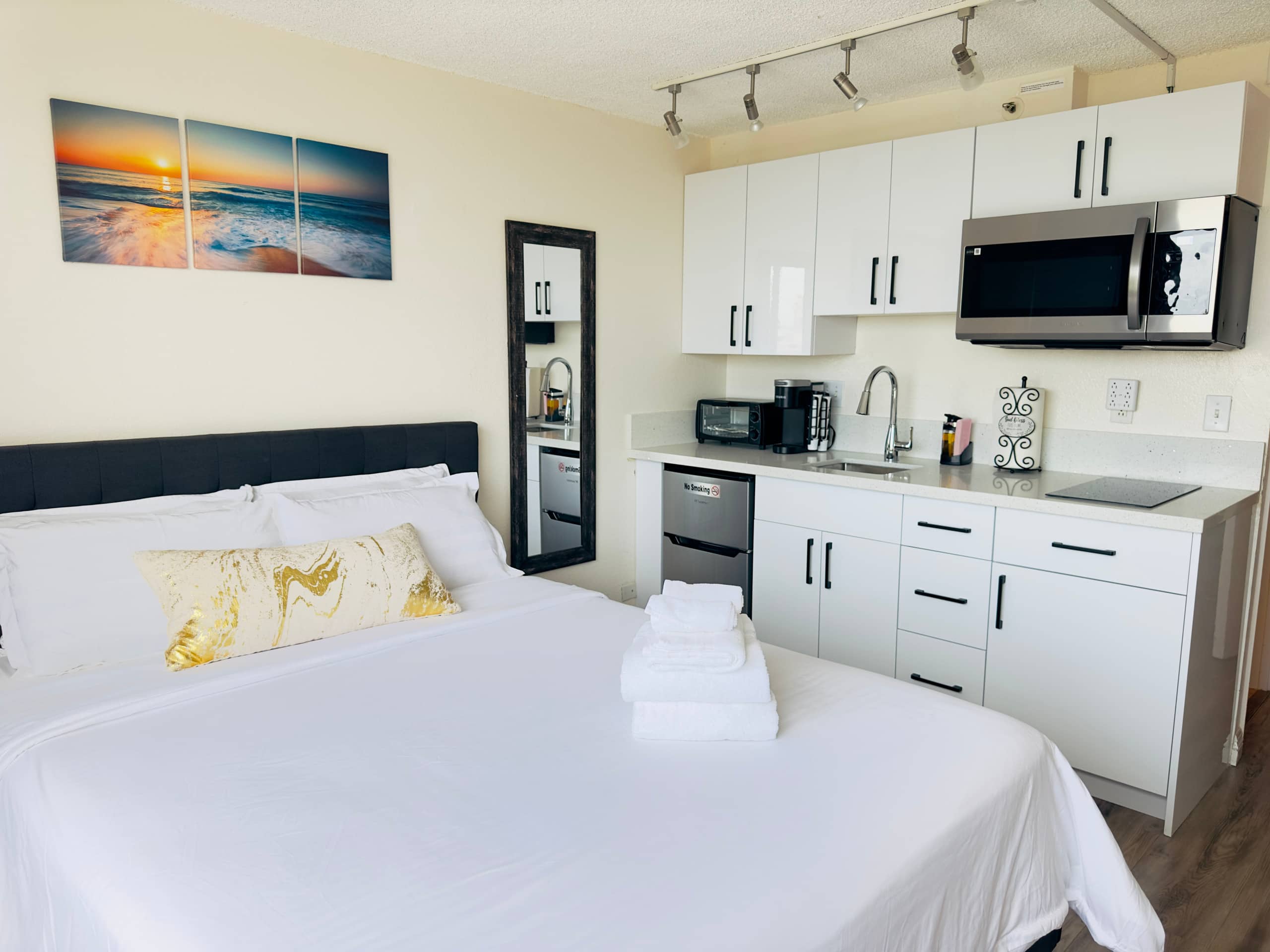 Condo in Honolulu · ★4.84 · 1 bedroom · 1 bed · 1 private bath - Image 1