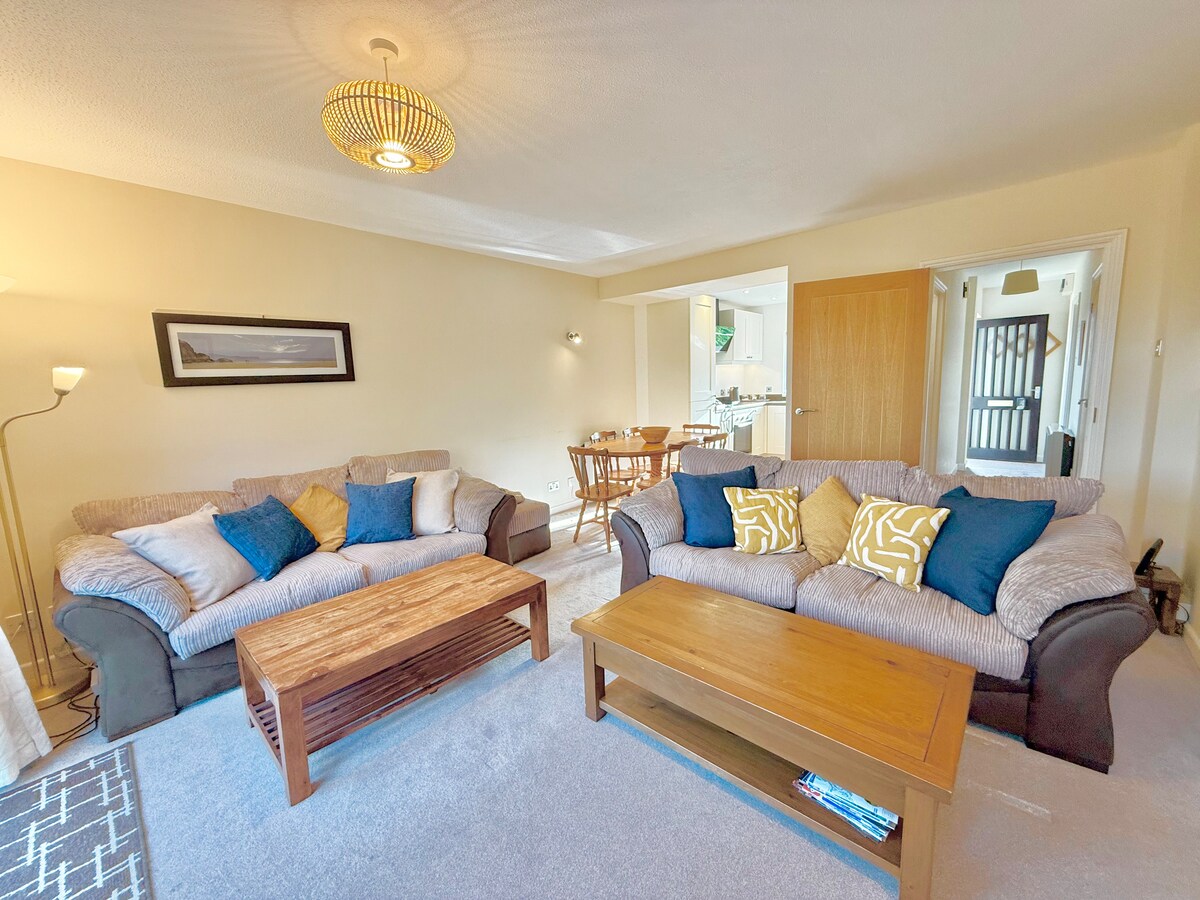 Successful Airbnb property: Beach Retreat with Swimming Pool, Jacuzzi & Tennis in Budock