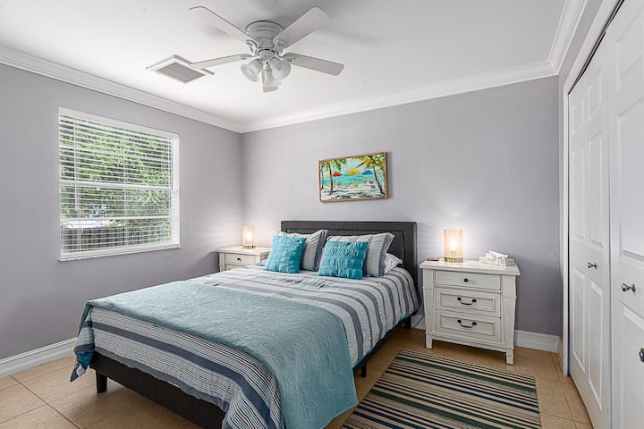 标准双人床，配有吊扇、衣柜、额外的枕头和毯子。 在房子东侧，卫生间旁边。