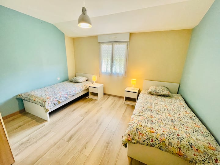 Bedroom with two single beds, ideal for children or a stay with friends.
