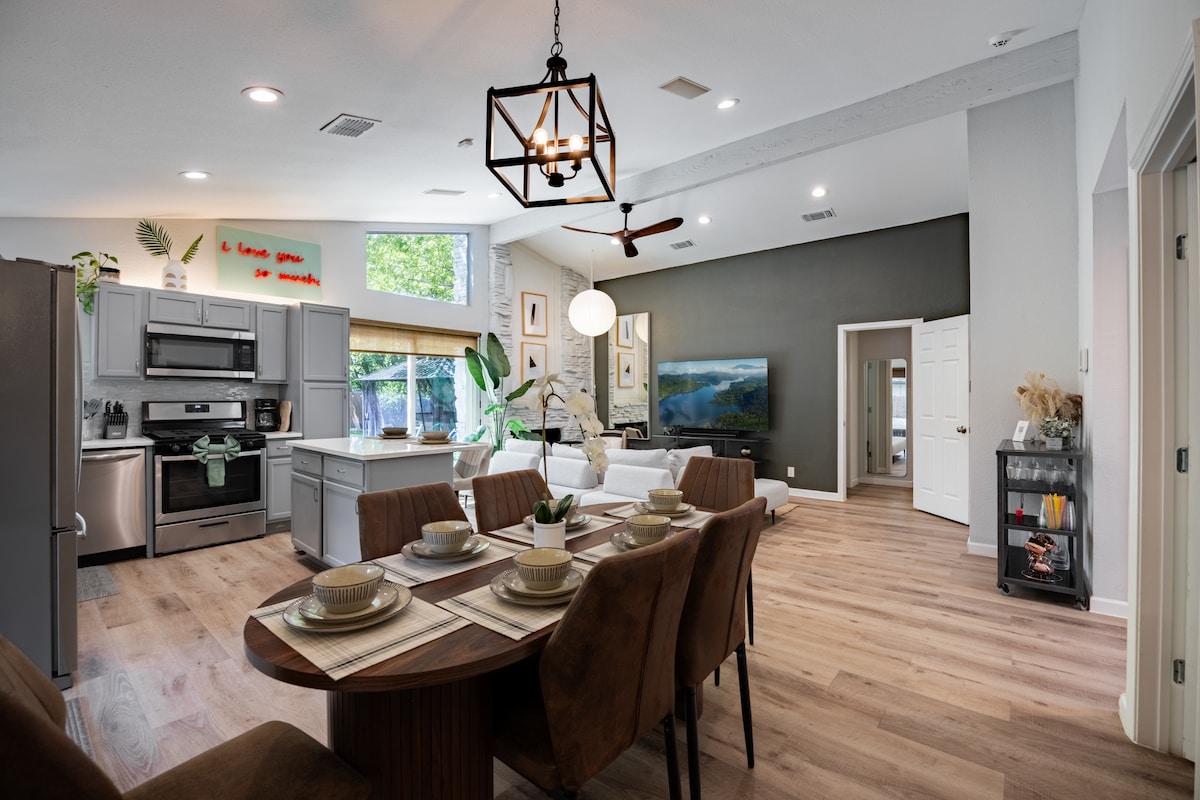 6 Beds | Hottub | Large Backyard | ATX Oasis