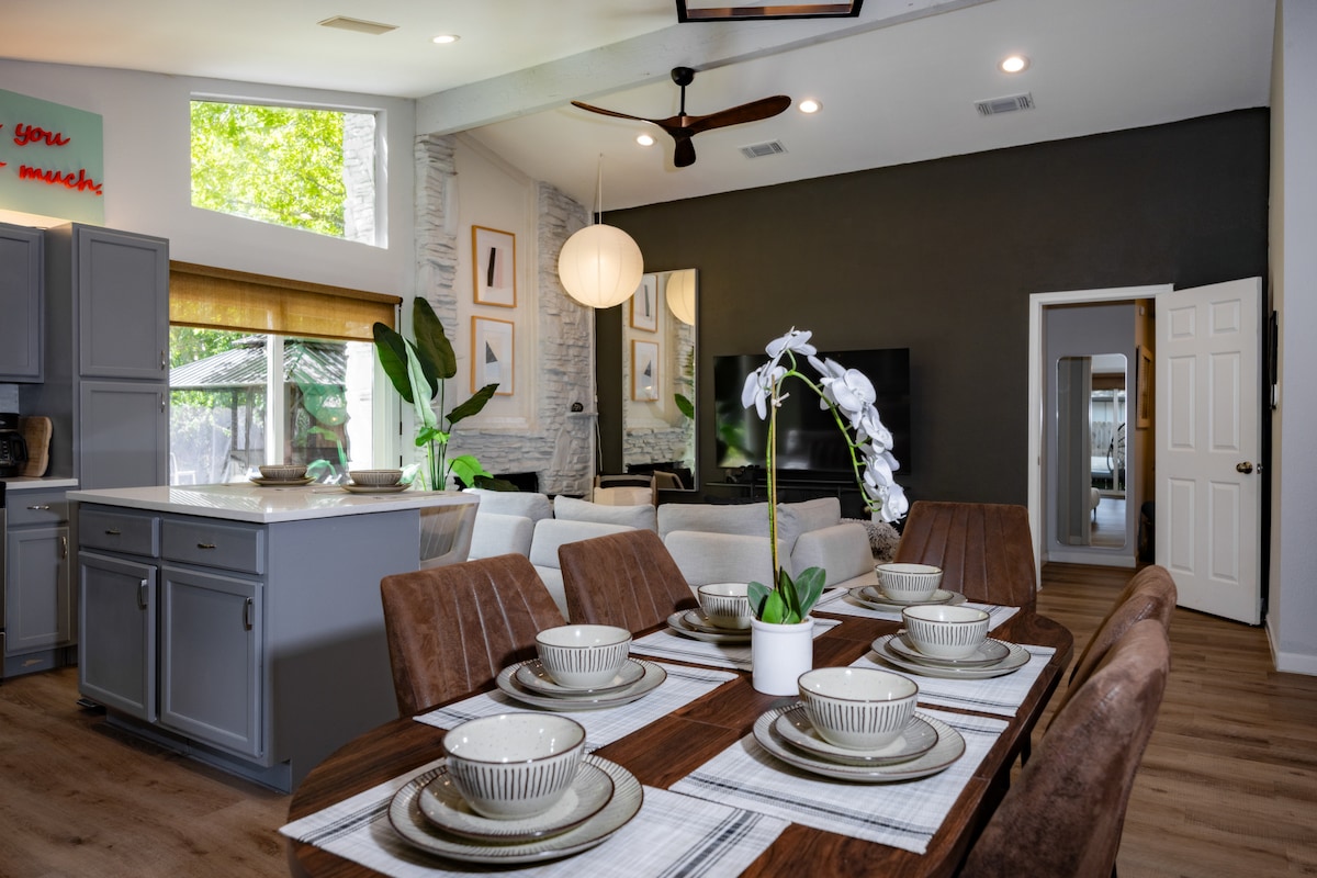 6 Beds | Hottub | Large Backyard | ATX Oasis