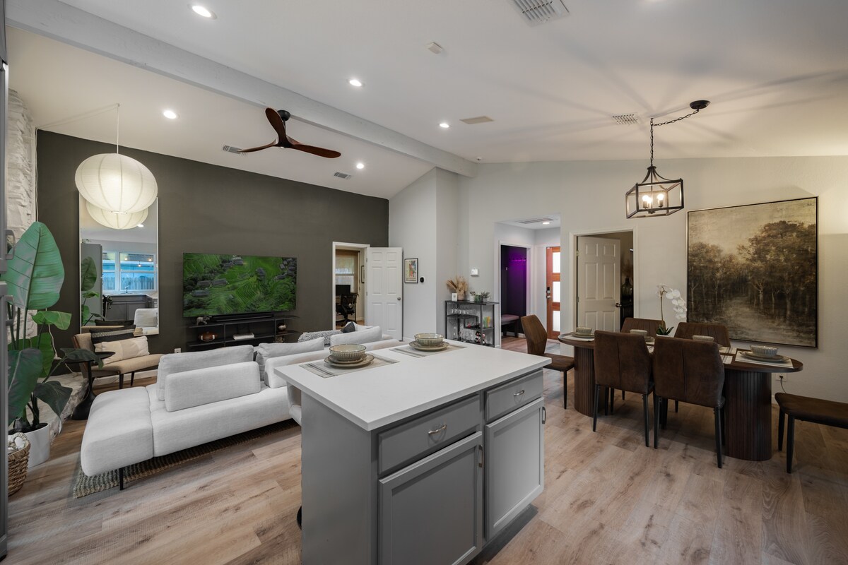6 Beds | Hottub | Large Backyard | ATX Oasis