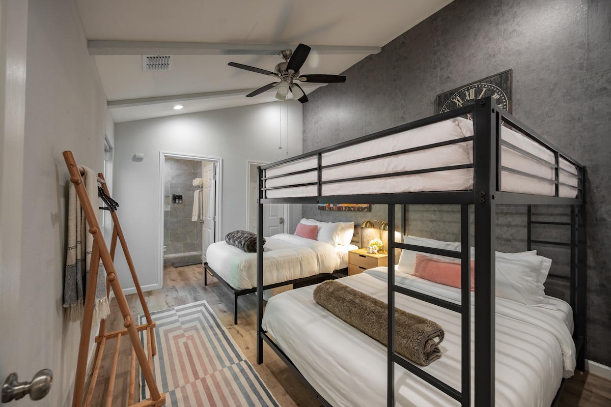6 Beds | Hottub | Large Backyard | ATX Oasis