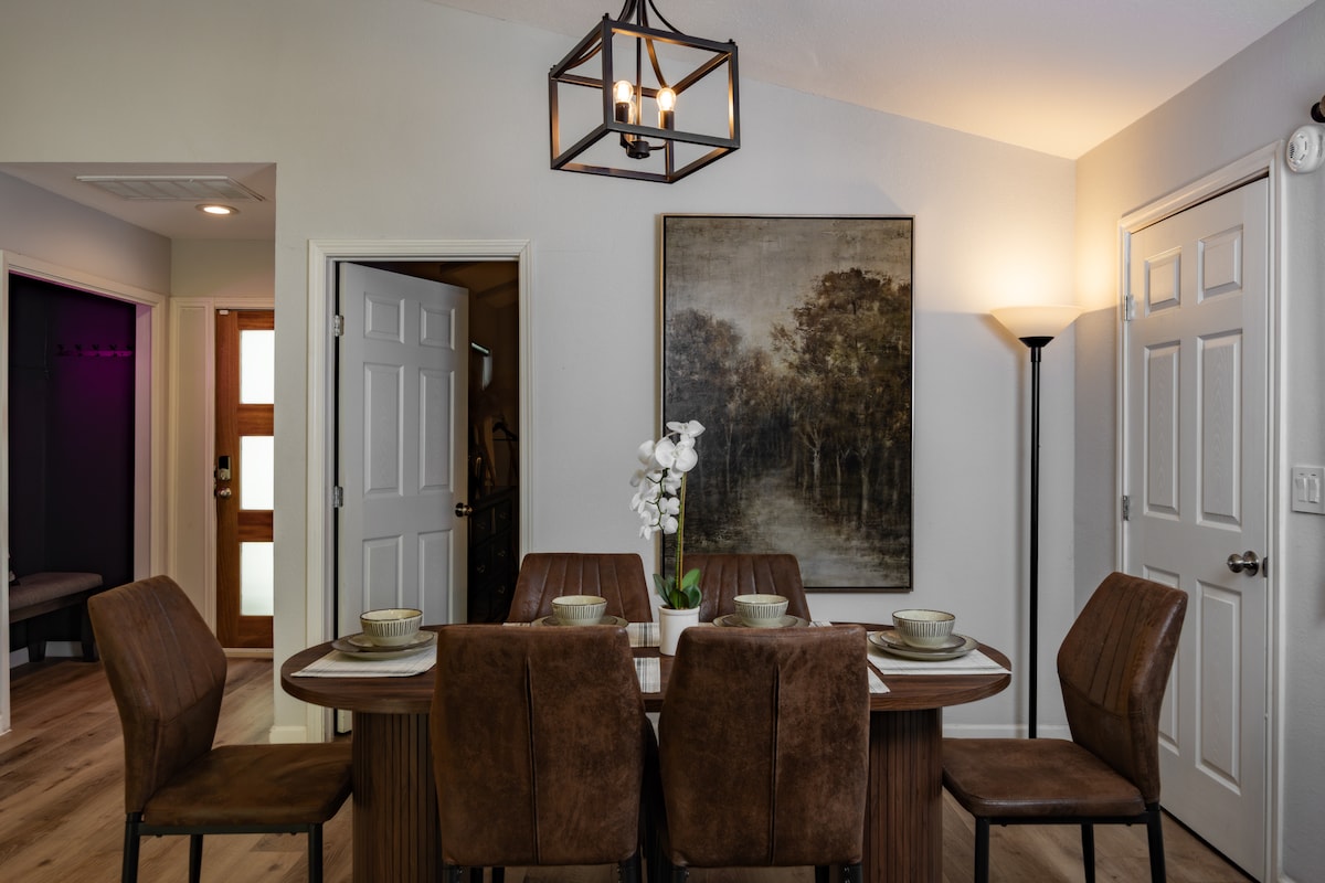 6 Beds | Hottub | Large Backyard | ATX Oasis