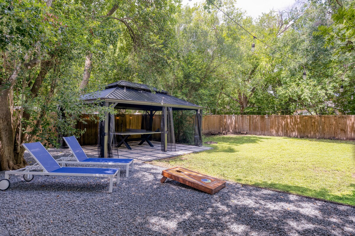 6 Beds | Hottub | Large Backyard | ATX Oasis