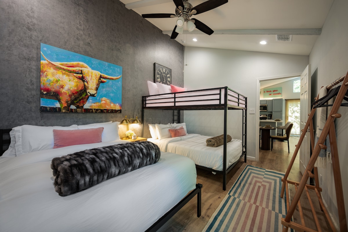 6 Beds | Hottub | Large Backyard | ATX Oasis