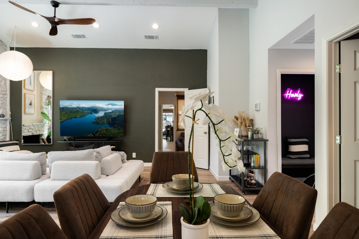 6 Beds | Hottub | Large Backyard | ATX Oasis