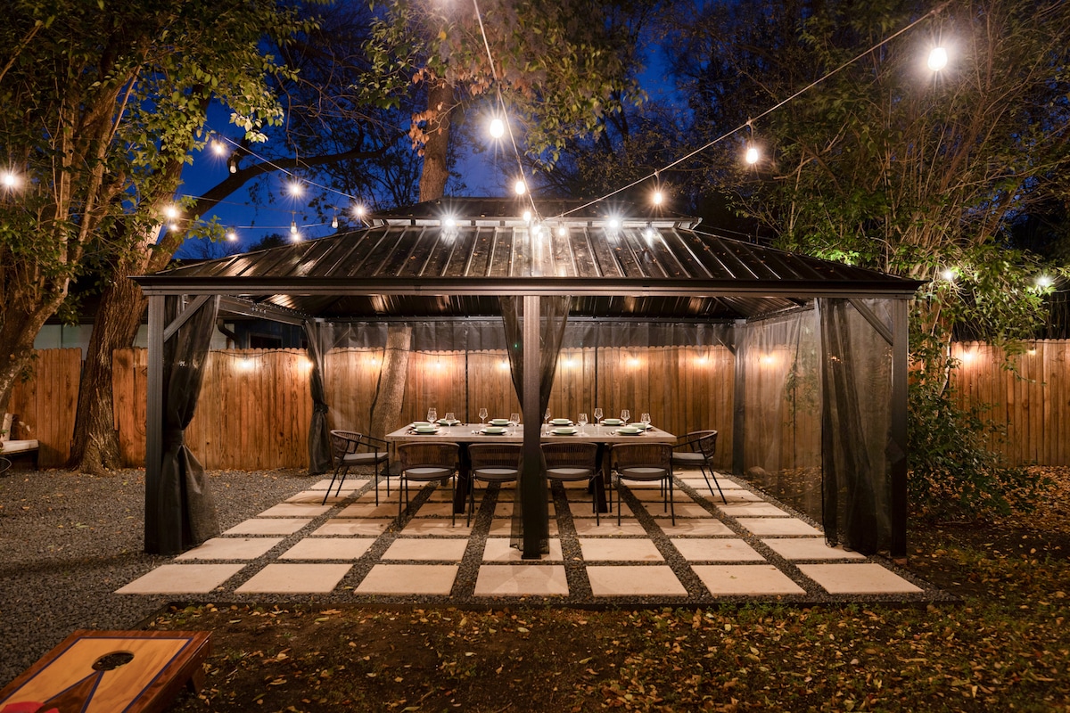 6 Beds | Hottub | Large Backyard | ATX Oasis