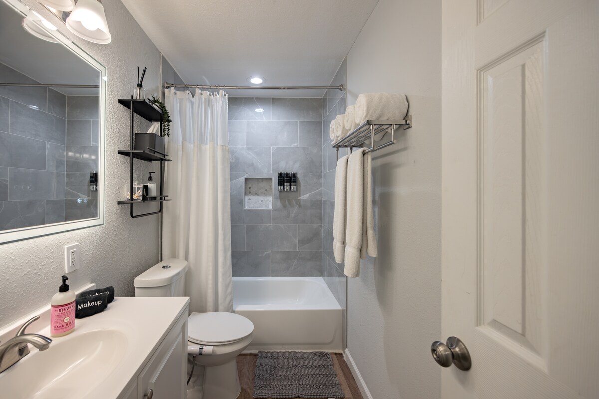 6 Beds | Hottub | Large Backyard | ATX Oasis