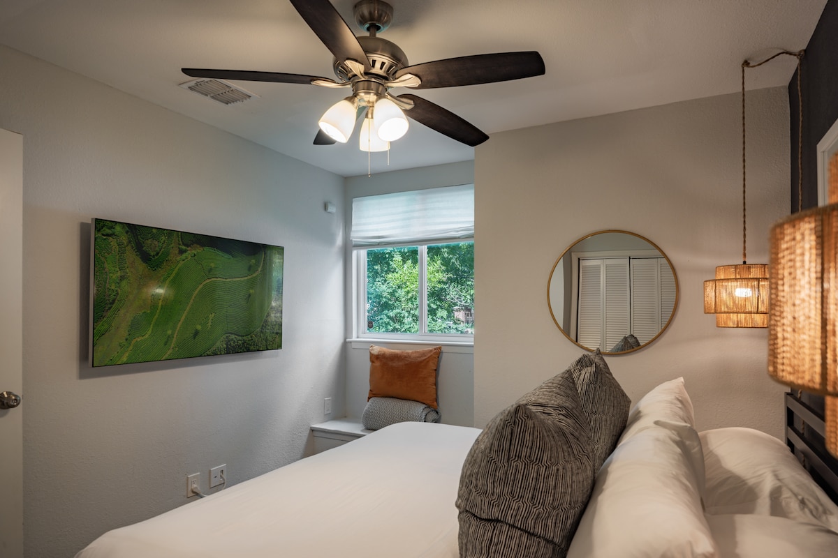 6 Beds | Hottub | Large Backyard | ATX Oasis