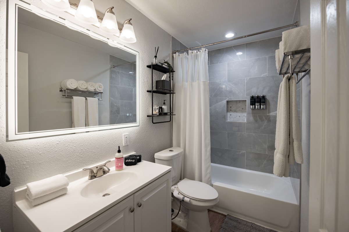 6 Beds | Hottub | Large Backyard | ATX Oasis