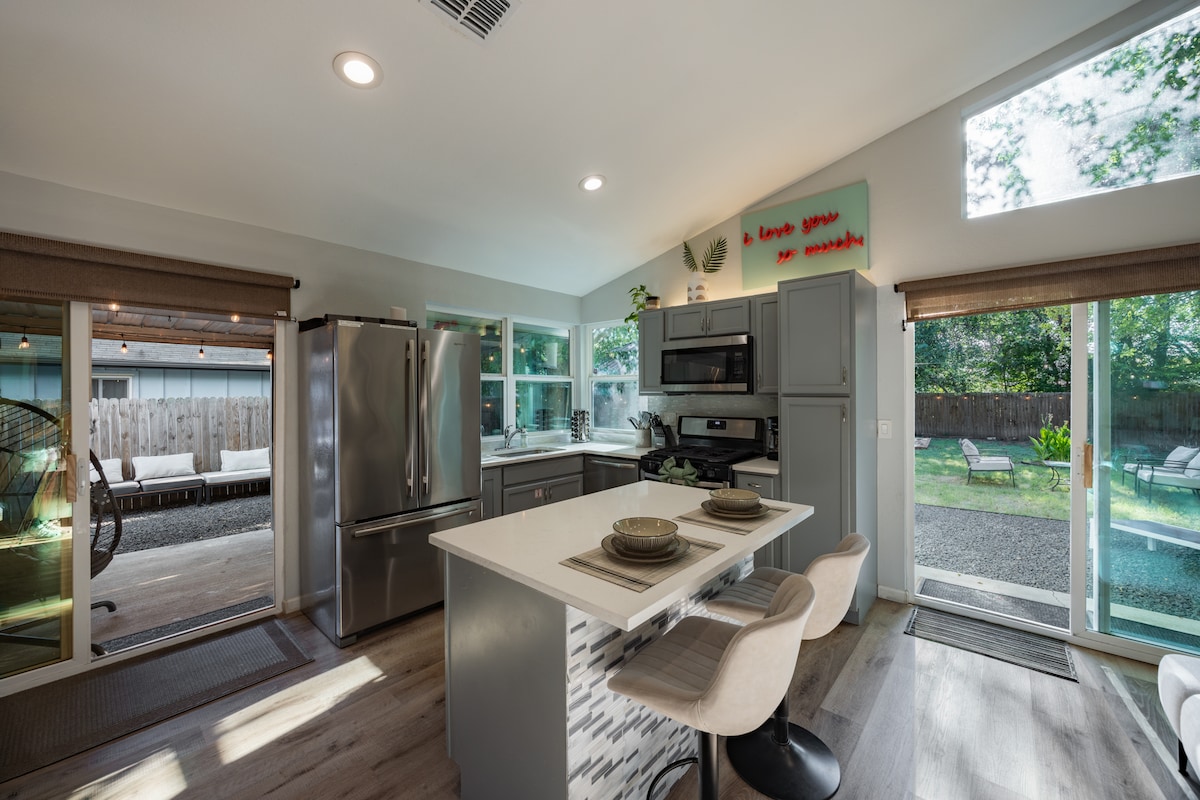 6 Beds | Hottub | Large Backyard | ATX Oasis