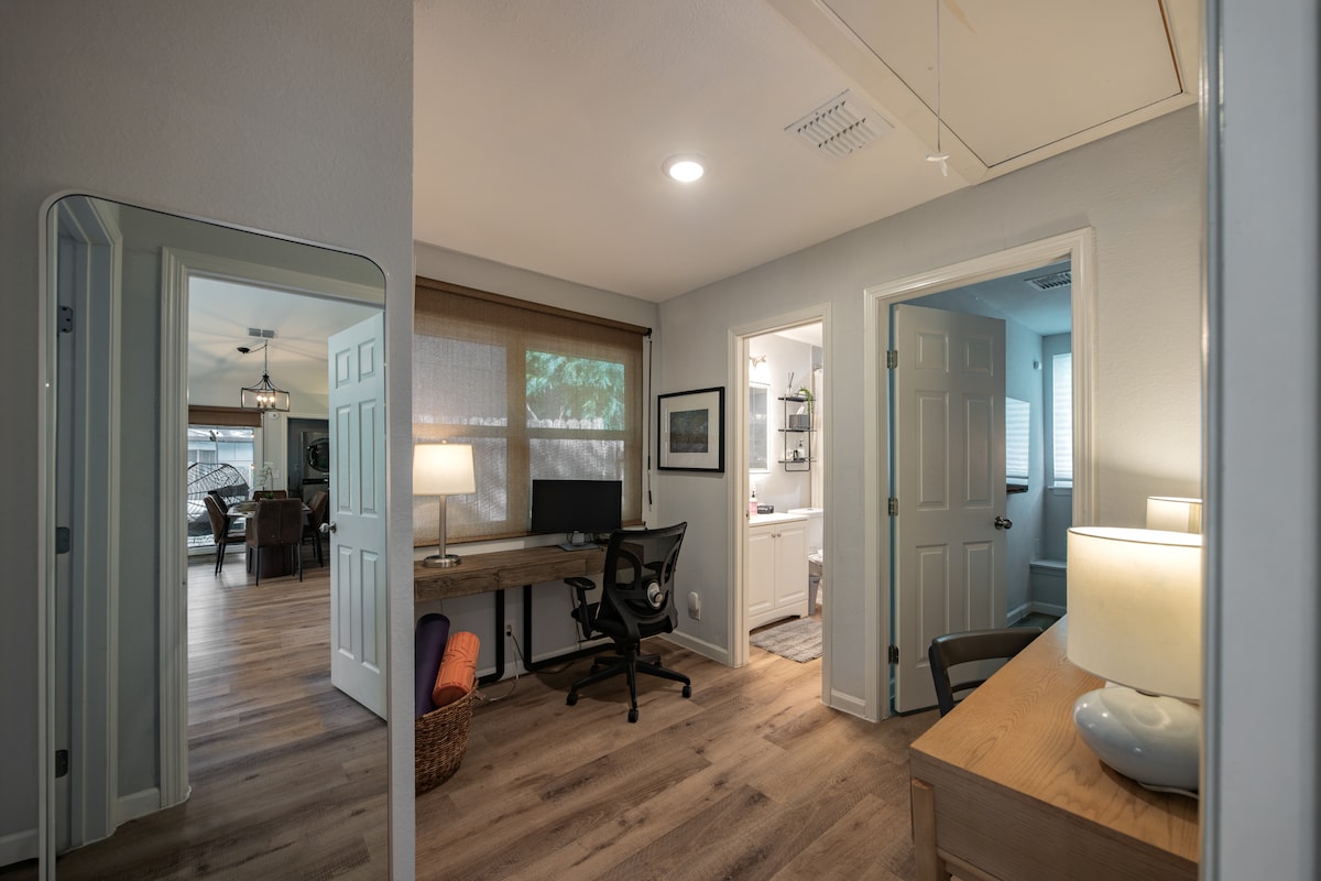 6 Beds | Hottub | Large Backyard | ATX Oasis