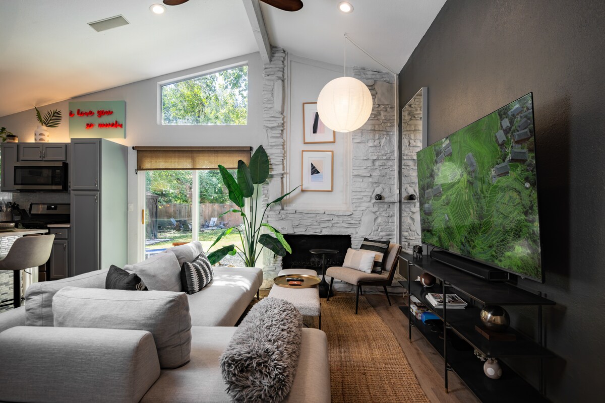 6 Beds | Hottub | Large Backyard | ATX Oasis