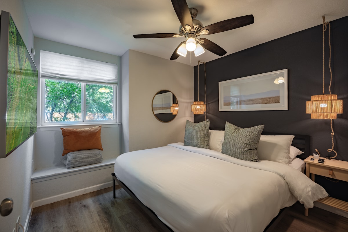 6 Beds | Hottub | Large Backyard | ATX Oasis