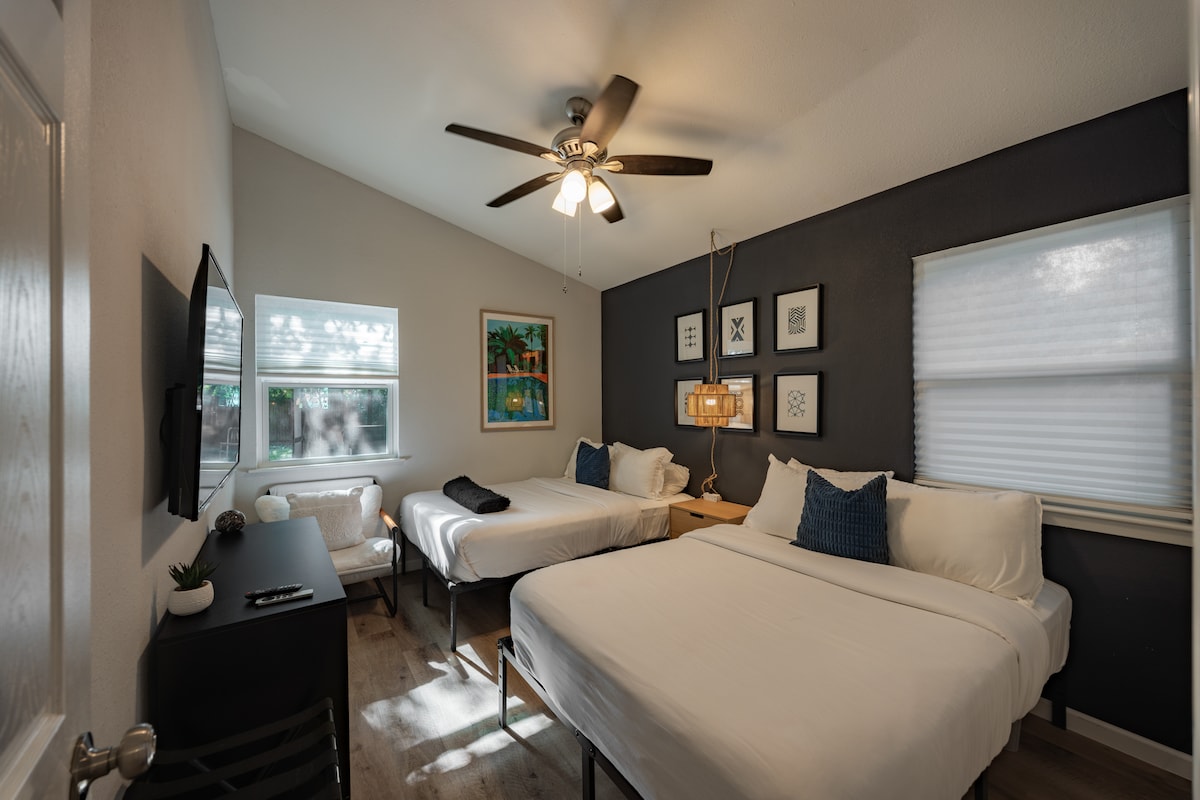 6 Beds | Hottub | Large Backyard | ATX Oasis