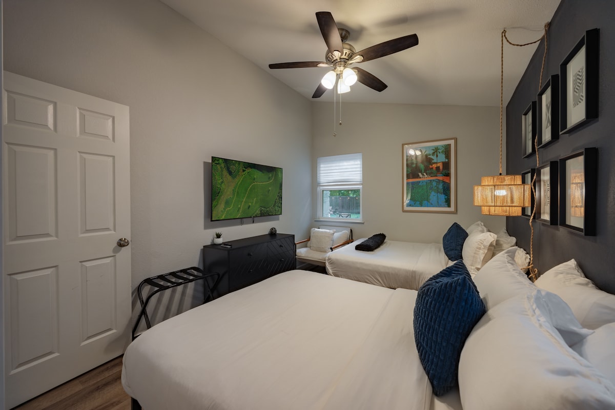 6 Beds | Hottub | Large Backyard | ATX Oasis