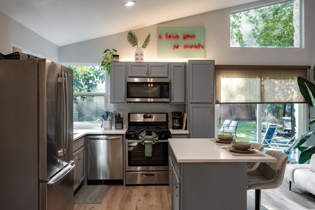 6 Beds | Hottub | Large Backyard | ATX Oasis
