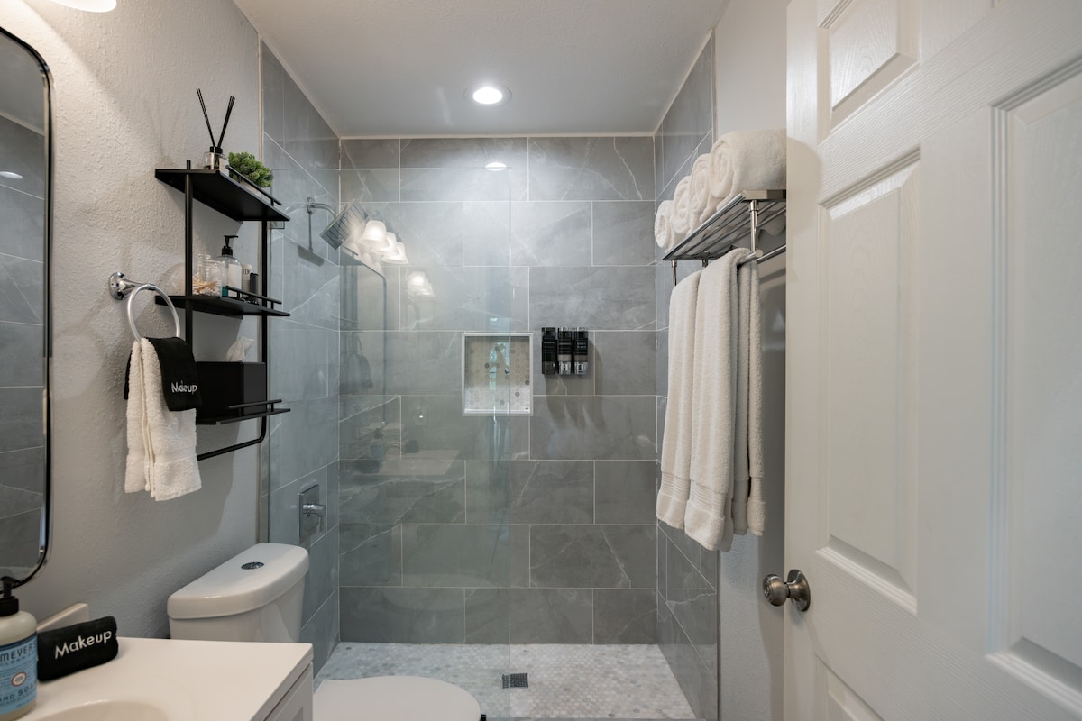 6 Beds | Hottub | Large Backyard | ATX Oasis