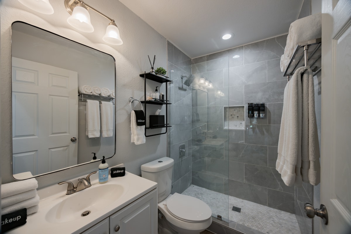6 Beds | Hottub | Large Backyard | ATX Oasis