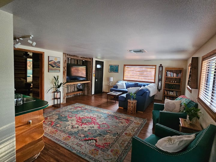 Large Home  3 Bedrooms And 3  Baths +1 Single Bed - Lone Pine, CA