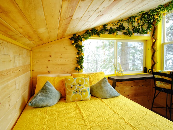 Rust en ontspan terwijl je sterren kijkt vanuit dit queensize bed midden in een vredig bos in Montana.  