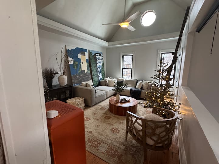 Location! Cozy Bungalow In Trendy Neighborhood - Cleveland, OH