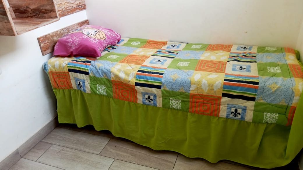 Соба 7 има единечен кревет, плакар, бања со тоалет вградена во собата