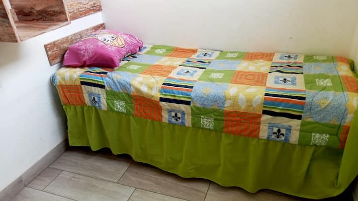 Habitacion 7 cuenta con cama individual, closet, baño completo incorporado a la habitacion