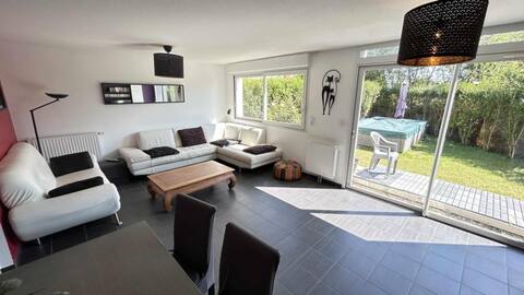 Warm house with pool next to Clermont-FD