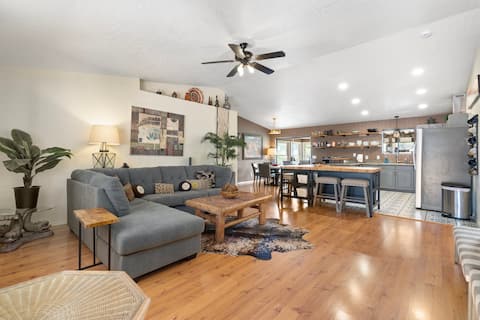 Top performing Airbnb: Playful 5-Bedroom Home in the Heart of the Valley! in Verde Village