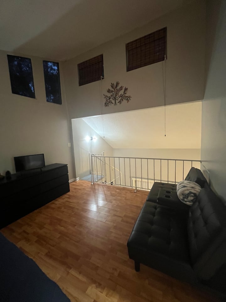 Apartmán Master s výhľadom na obytný priestor so vstupom do točitého schodiska. 