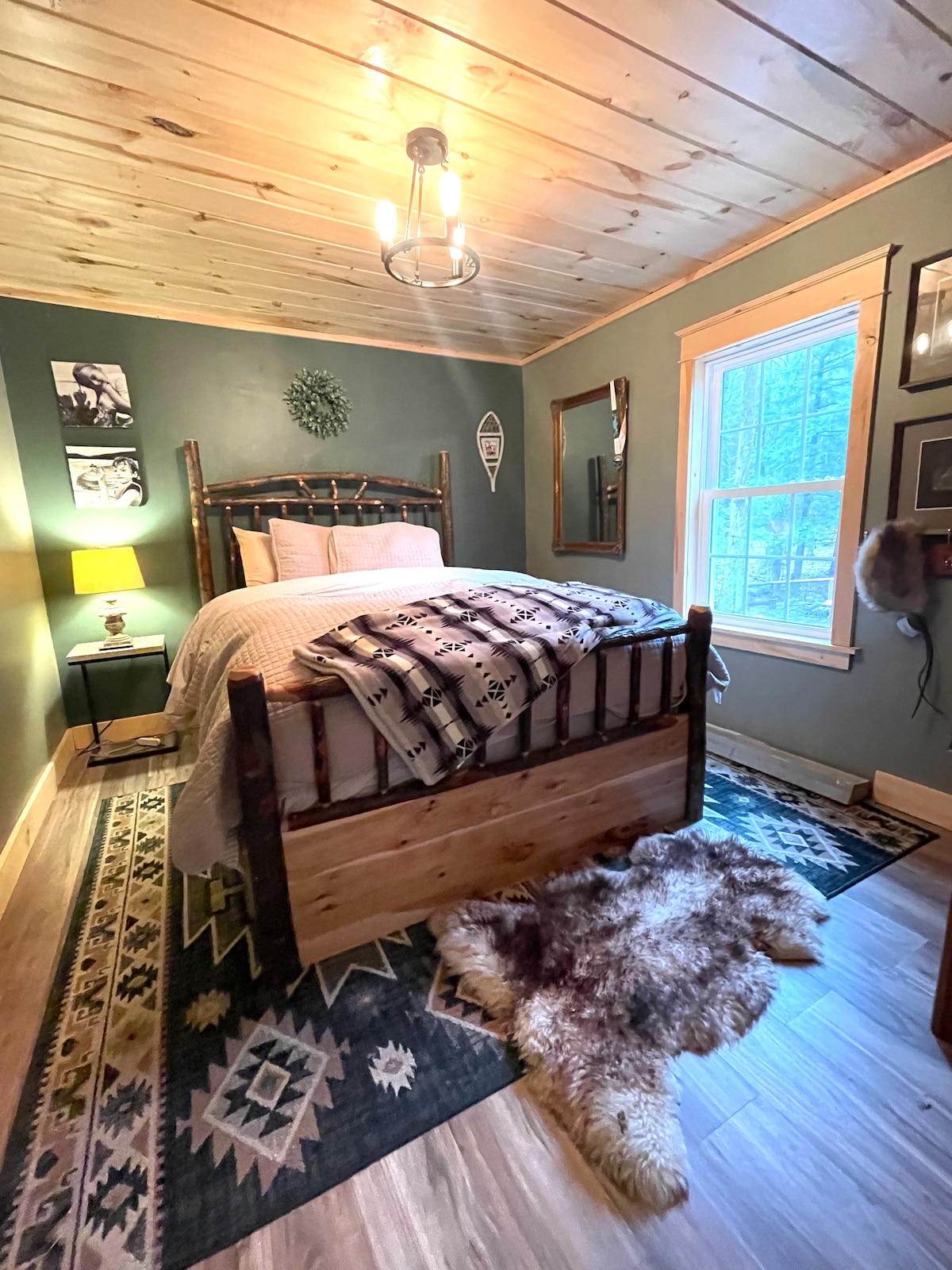 Chumba kikuu cha kulala kilicho na kitanda aina ya queen.