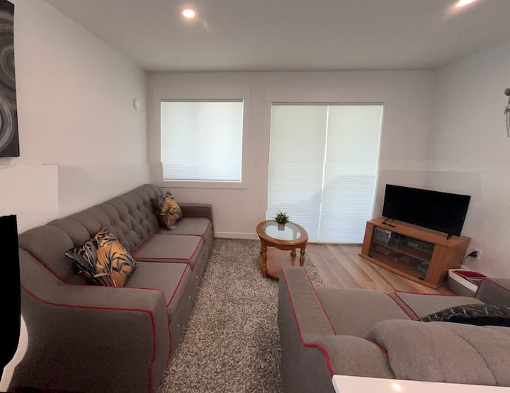 Exquisite And Charming Brand New One-bedroom Haven - Powell River