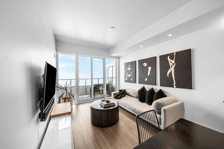 Modern Lake View Condo W/ Pool & Gym| Sherway Mall - Mississauga