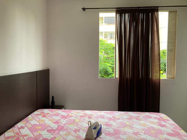 窗户很大，通风良好。