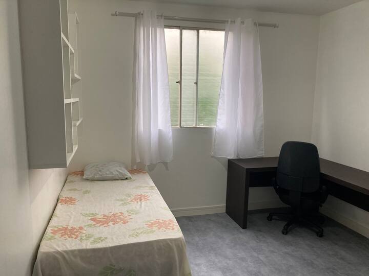 窗户很大，通风良好。