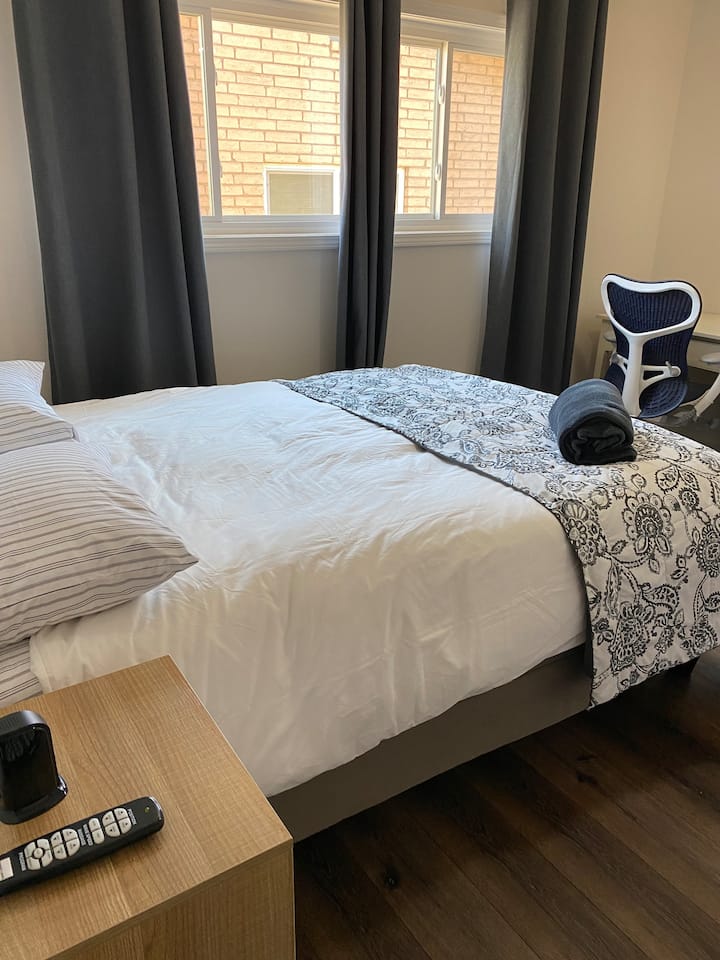 Cama tamaño queen con base ajustable con control remoto.