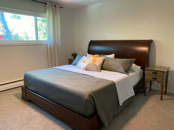 Dormitorio principal con cama tamaño king y baño privado.